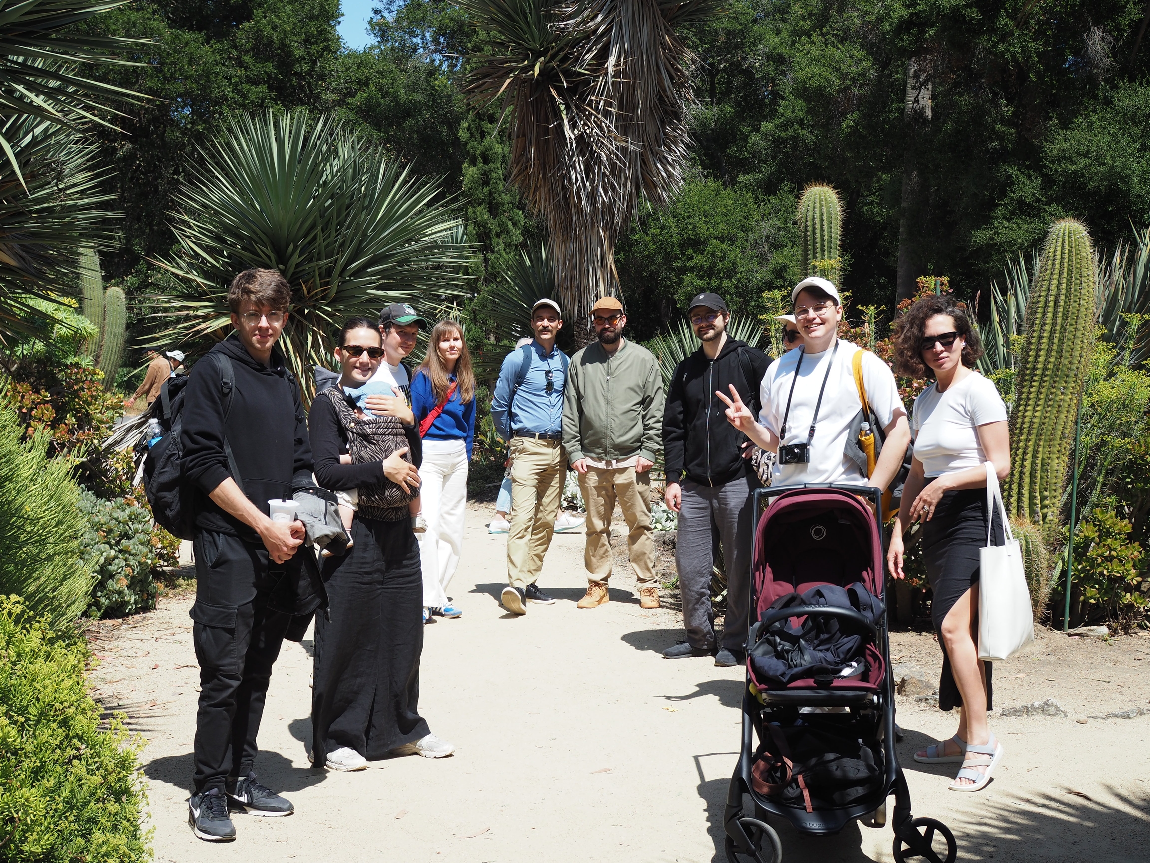 10 workers of Martians at the park of San Francisco, 3 women, 1 small kid