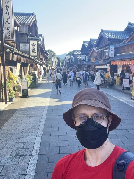 Sampo takes a selfie at Ise Jingu Shrine. There are many people walking around at the shrine