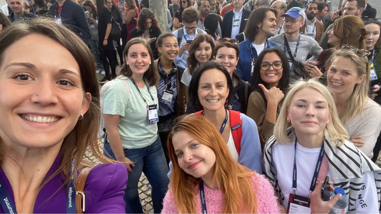 Vica and a number of conference attendees looking at the camera and smiling.